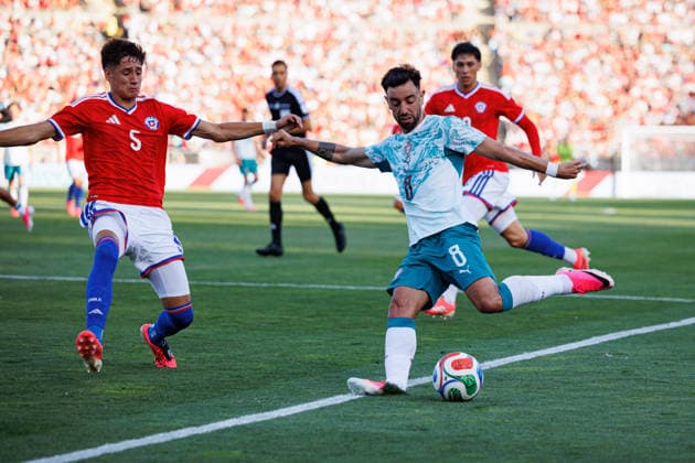 Ivan Roman and Bruno Fernandes seen during International Friendly, Länderspiel, Nationalmannschaft game between national teams of Portugal and Chile (Luis Loureiro Ball Raw Images PT) Oeiras Estadio Nacional Portugal Copyright: xLuisxLoureirox luisloureiro_portugal_chile_2526-63