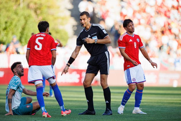 Referee Luca Zufferli seen during International Friendly, Länderspiel, Nationalmannschaft game between national teams of Portugal and Chile (Luis Loureiro Ball Raw Images PT) Oeiras Estadio Nacional Portugal Copyright: xLuisxLoureirox luisloureiro_portugal_chile_2526-67