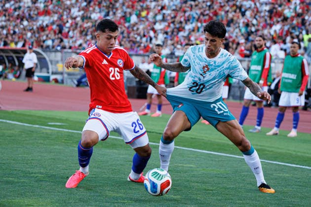 Felipe Faundez and Joao Cancelo seen during International Friendly, Länderspiel, Nationalmannschaft game between national teams of Portugal and Chile (Luis Loureiro Ball Raw Images PT) Oeiras Estadio Nacional Portugal Copyright: xLuisxLoureirox luisloureiro_portugal_chile_2526-71