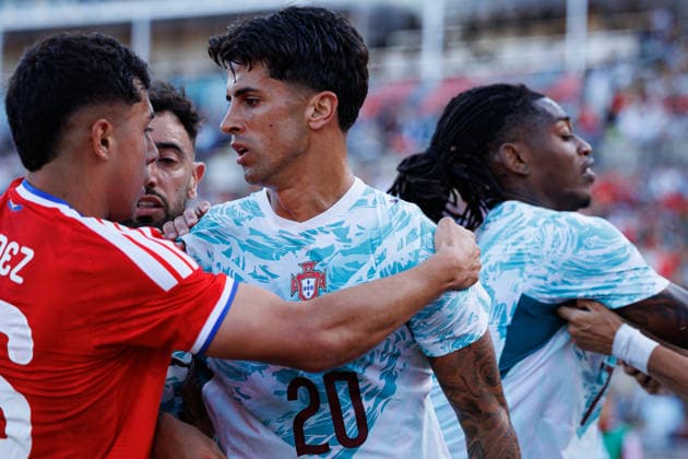 Felipe Faundez and Joao Cancelo seen during International Friendly, Länderspiel, Nationalmannschaft game between national teams of Portugal and Chile (Luis Loureiro Ball Raw Images PT) Oeiras Estadio Nacional Portugal Copyright: xLuisxLoureirox luisloureiro_portugal_chile_2526-73