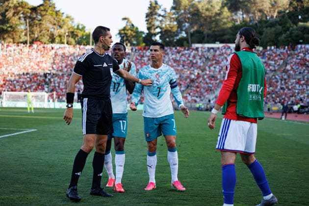 Referee Luca Zufferli, Rafael Leao and Cristiano Ronaldo seen during International Friendly, Länderspiel, Nationalmannschaft game between national teams of Portugal and Chile (Luis Loureiro Ball Raw Images PT) Oeiras Estadio Nacional Portugal Copyright: xLuisxLoureirox luisloureiro_portugal_chile_2526-75