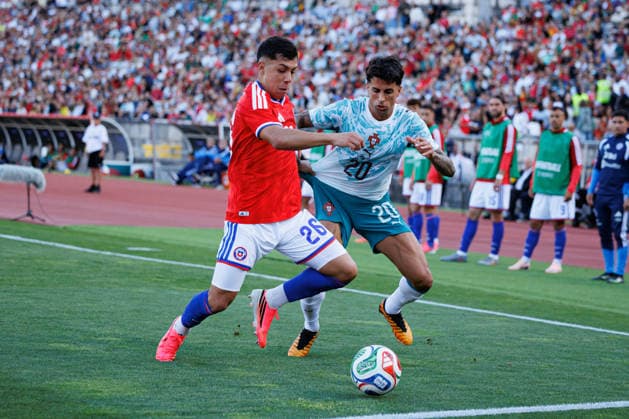 Felipe Faundez and Joao Cancelo seen during International Friendly, Länderspiel, Nationalmannschaft game between national teams of Portugal and Chile (Luis Loureiro Ball Raw Images PT) Oeiras Estadio Nacional Portugal Copyright: xLuisxLoureirox luisloureiro_portugal_chile_2526-72
