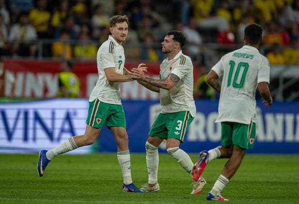 Football - International Friendly, Länderspiel, Nationalmannschaft - Romania v Wales BUCHAREST, ROMANIA - Saturday, June 6, 2026: Wales David Brooks (L) celebrates with team-mate David Brooks after scoring his side s equalising goal to make the score 1-1 during an International Friendly match between Romania and Wales at the Stadionul Steaua. (Photo by Alex Nicodim Propaganda) BUCHAREST Stadionul Steaua BUCHAREST ROMANIA  Copyright: xDavidxRawcliffex P2026-06-06-Romania_Wales-163
