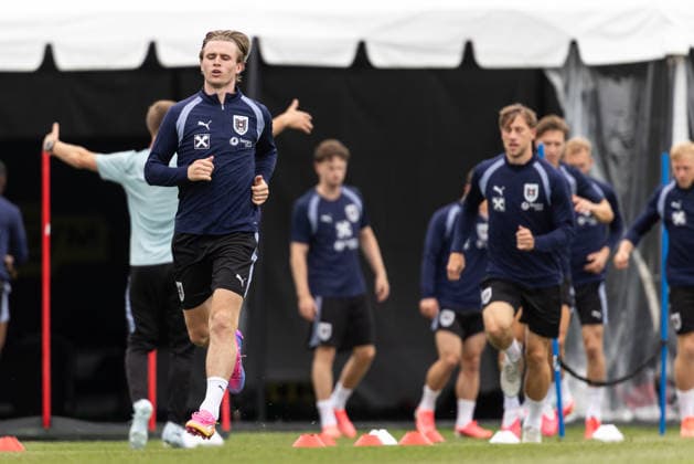 SOCCER - FIFA World Cup, WM, Weltmeisterschaft, Fussball 2026, preview SANTA BARBARA,CALIFORNIA,USA,06.JUN.26 - SOCCER - FIFA World Cup 2026, USA, Mexico, Canada, preview, Oesterreichischer Fussball-Bund, training team AUT. Image shows Patrick Wimmer (AUT) and the team of AUT.  GEPAxpictures xArminxRauthner