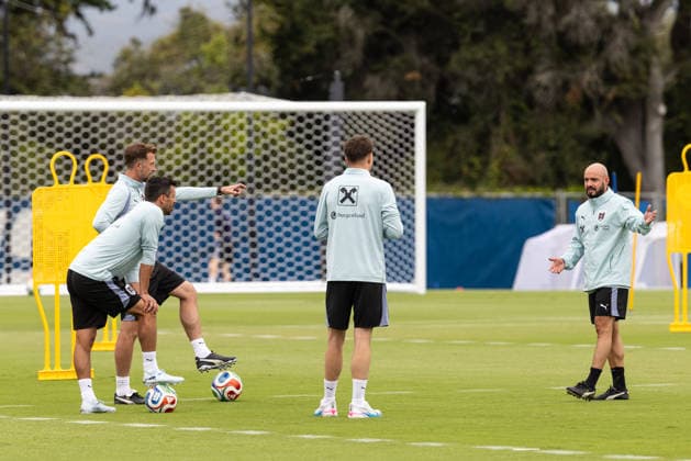 SOCCER - FIFA World Cup, WM, Weltmeisterschaft, Fussball 2026, preview SANTA BARBARA,CALIFORNIA,USA,06.JUN.26 - SOCCER - FIFA World Cup 2026, USA, Mexico, Canada, preview, Oesterreichischer Fussball-Bund, training team AUT. Image shows assistant coach Stefan Oesen, assistant coach Lars Kornetka, video analyst Michael Brownlow and assistant coach Onur Cinel (AUT).  GEPAxpictures xArminxRauthner