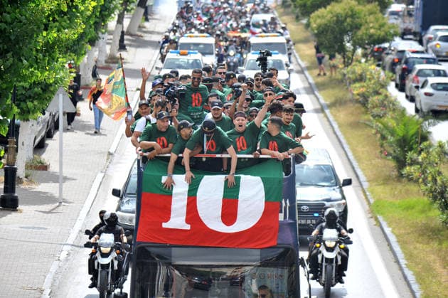 MC Alger Celebrent le Trophee de championnat avec les supporters les supporters de MC Alger celebrant leur victoire de Champoinal d AlgÃ rie 25 26, avec les joueurs, a Alger, en Algerie, le 06 Juillet 2026, MC Alger Il remporte le championnat algerien pour la dixieme fois de sans estoire (Photo By Ohtmane APP) Alger Algerie Copyright: xAlgÃ riexPressexPhotosxOhtmanex xAPPx DSC_4297