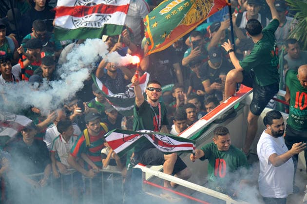 MC Alger Celebrent le Trophee de championnat avec les supporters les supporters de MC Alger celebrant leur victoire de Champoinal d AlgÃ rie 25 26, avec les joueurs, a Alger, en Algerie, le 06 Juillet 2026, MC Alger Il remporte le championnat algerien pour la dixieme fois de sans estoire (Photo By Ohtmane APP) Alger Algerie Copyright: xAlgÃ riexPressexPhotosxOhtmanex xAPPx DSC_4359