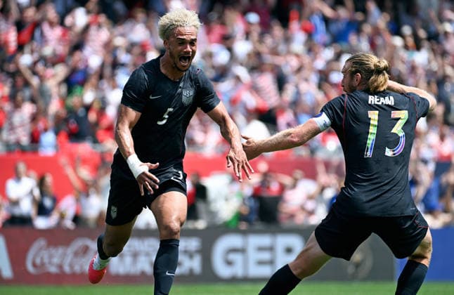 Fussball, Länderspiel, Herren, Freundschaftsspiel zur Fussball WM 2026, Soldier Field, Chicago: USA - Deutschland; Jubel Antonee Robinson (USA) nach seinem Tor zum 1:1. Jubel, Freude, Aktion.