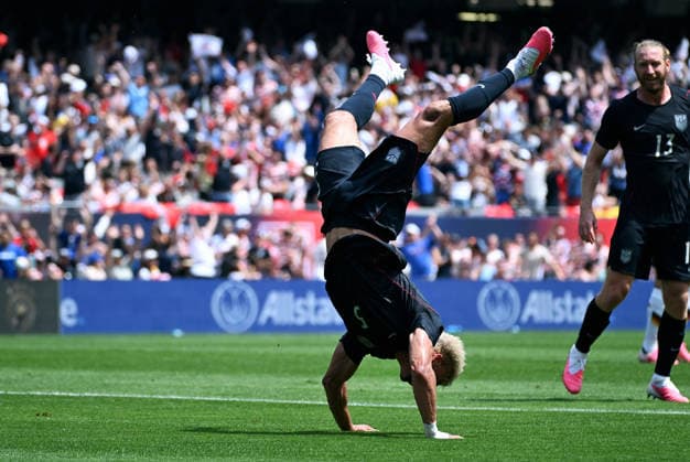 Fussball, Länderspiel, Herren, Freundschaftsspiel zur Fussball WM 2026, Soldier Field, Chicago: USA - Deutschland; Jubel Antonee Robinson (USA) nach seinem Tor zum 1:1. Jubel, Freude, Aktion.