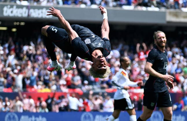 Fussball, Länderspiel, Herren, Freundschaftsspiel zur Fussball WM 2026, Soldier Field, Chicago: USA - Deutschland; Jubel Antonee Robinson (USA) nach seinem Tor zum 1:1. Jubel, Freude, Aktion.