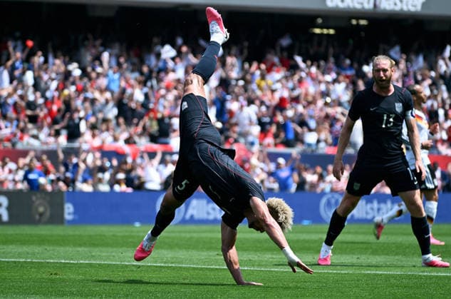 Fussball, Länderspiel, Herren, Freundschaftsspiel zur Fussball WM 2026, Soldier Field, Chicago: USA - Deutschland; Jubel Antonee Robinson (USA) nach seinem Tor zum 1:1. Jubel, Freude, Aktion.