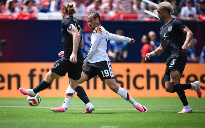 Fussball WM 2026 Testspiel im Chicago 06.06.2026 USA - Deutschland Leroy Sane (Mitte, Deutschland) gegen Tim Ream (li, USA) und Antonee Robinson (re, USA)