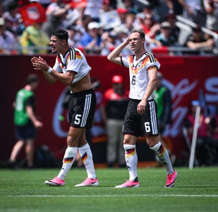 Fussball WM 2026 Testspiel im Chicago 06.06.2026 USA - Deutschland Enttaeuschung Deutschland nach dem Tor zum 1-1 Ausgleich; Aleksandar Pavlovic (li) und Joshua Kimmich (re)