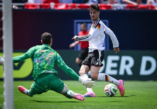Fussball WM 2026 Testspiel im Chicago 06.06.2026 USA - Deutschland Kai Havertz (re, Deutschland) gegen Torwart Matt Freese (li, USA)