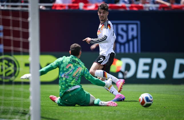 Fussball WM 2026 Testspiel im Chicago 06.06.2026 USA - Deutschland Kai Havertz (re, Deutschland) gegen Torwart Matt Freese (li, USA)