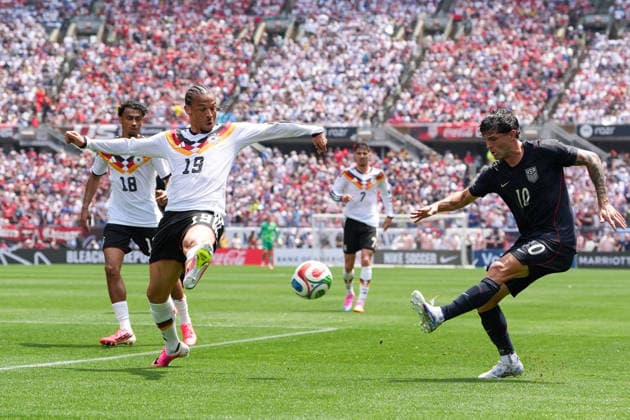 Christian Pulisic (USA, 10) schiesst den Ball gegen Leroy Sane (Deutschland, 19), waehrend Nathaniel Brown (Deutschland, 18) zuschaut USA, United States vs Deutschland, Internationaler Fussball, Freundschaftsspiel, 06.06.2026 USA, United States vs Deutschland, Internationaler Fussball, Freundschaftsspiel, 06.06.2026 Chicago Copyright: xEibner-Pressefoto ScottxColemanx EP_SCN
