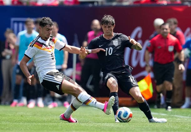 Aleksandar Pavlovic (Deutschland, 5) im Zweikampf mit Christian Pulisic (USA, 10) USA, United States vs Deutschland, Internationaler Fussball, Freundschaftsspiel, 06.06.2026 USA, United States vs Deutschland, Internationaler Fussball, Freundschaftsspiel, 06.06.2026 Chicago Copyright: xEibner-Pressefoto ScottxColemanx EP_SCN