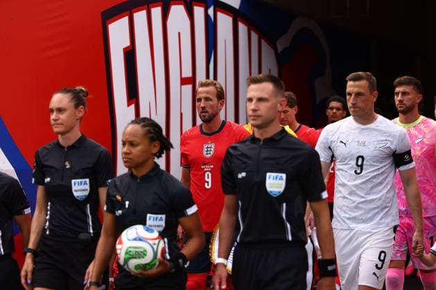 Harry Kane of England walks out with Chris Wood of New Zealand England v New Zealand, International Friendly, Länderspiel, Nationalmannschaft Football, Raymond James Stadium, Tampa, Florida, USA - 06 Jun 2026Tampa Raymond James Stadium Florida (FL) United States of America EDITORIAL USE ONLY No use with unauthorised audio, video, data, fixture lists, club league logos or live services. Online in-match use limited to 120 images, no video emulation. No use in betting, games or single club league player publications. Copyright: xDustinxMarkland Shutterstockx 16912910y