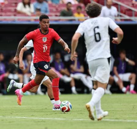 Morgan Rogers of England and Joe Bell of New Zealand England v New Zealand, International Friendly, Länderspiel, Nationalmannschaft Football, Raymond James Stadium, Tampa, Florida, USA - 06 Jun 2026Tampa Raymond James Stadium Florida (FL) United States of America EDITORIAL USE ONLY No use with unauthorised audio, video, data, fixture lists, club league logos or live services. Online in-match use limited to 120 images, no video emulation. No use in betting, games or single club league player publications. Copyright: xDustinxMarkland Shutterstockx 16912910ag