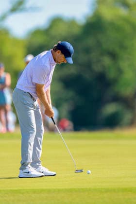 MADISON, WI - JUNE 06: George McNeill from Naples, FL putts on the first green during the second round of the PGA, Golf Herren Tour Champions American Family Insurance Championship golf tournament on June 6, 2026 at TPC Wisconsin Golf Course in Madison, WI. (Photo by Lawrence Iles Icon Sportswire) GOLF: JUN 06 PGA TOUR Champions American Family Insurance Championship EDITORIAL USE ONLY Icon2606060102