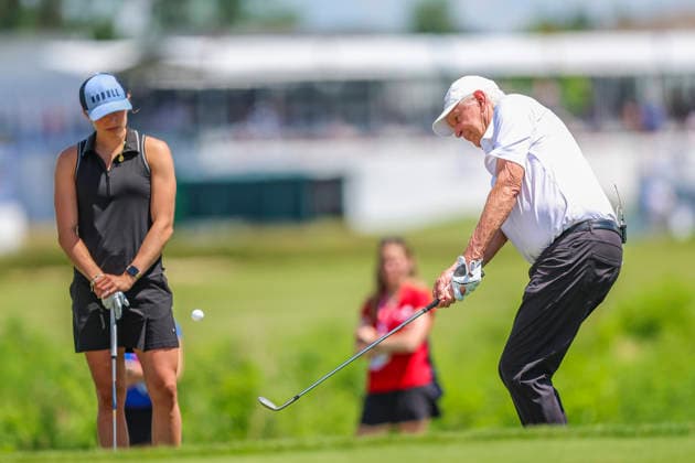 MADISON, WI - JUNE 06: Former Olympic Hockey Gold Medalist Caroline Harvey watches two-time US Open Champion Andy North Chip onto the green during the celebrity foursome round of the PGA, Golf Herren Tour Champions American Family Insurance Championship golf tournament on June 6, 2026 at TPC Wisconsin Golf Course in Madison, WI. (Photo by Lawrence Iles Icon Sportswire) GOLF: JUN 06 PGA TOUR Champions American Family Insurance Championship EDITORIAL USE ONLY Icon2606060232