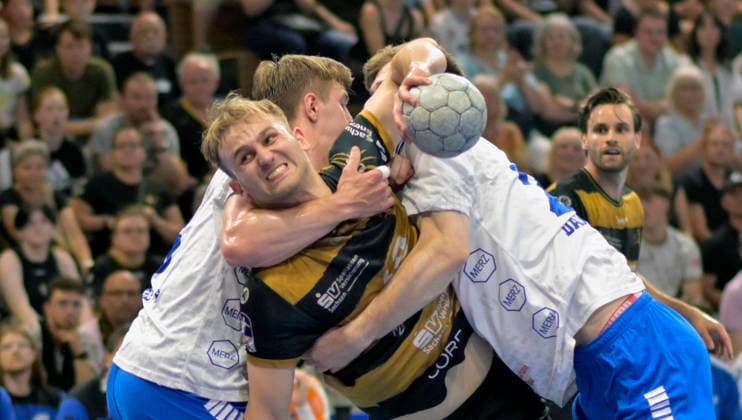 06.06.2026, Dresdens Anton Preußner in der Dessauer Zange, Handball, 2. Bundesliga, letzter Spieltag der Saison, HC Elbflorenz Dresden -Dessau-Rosslauer HV, (c) Dresden