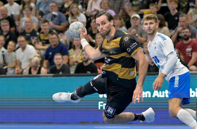 06.06.2026, Dresdens Sebastian Greß erfolgreich, rechts Dessaus Yannick-Marcos Pust, Handball, 2. Bundesliga, letzter Spieltag der Saison, HC Elbflorenz Dresden -Dessau-Rosslauer HV, (c) Dresden