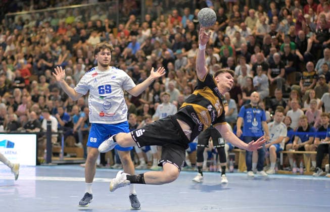 06.06.2026, Dresdens Ediz Aktas, links Dessaus Niklas Döbbel, Handball, 2. Bundesliga, letzter Spieltag der Saison, HC Elbflorenz Dresden -Dessau-Rosslauer HV, (c) Dresden