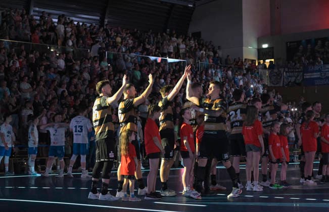 06.06.2026, Elbflorenz beim Einlaufen, volle Halle, ausverkauft, Handball, 2. Bundesliga, letzter Spieltag der Saison, HC Elbflorenz Dresden -Dessau-Rosslauer HV, (c) Dresden