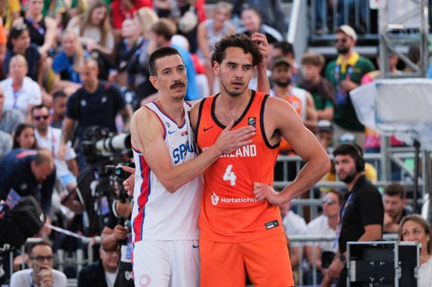 June 6, 2026, Warsaw, Masovian Voivodeship, Poland: Serbia s STRAHINJA STOJACIC (3) embraces Netherlands JAN DRIESSEN (4) at the end of a FIBA 3x3 Basketball World Cup men s quarter-final game between Serbia and Netherlands in Warsaw, Poland. Basketball 2026: FIBA 3x3 World Cup Men s Quarterfinal: Serbia 21:19 Netherlands  - ZUMAk204 20260606_zip_k204_017 Copyright: xRomanxKozielx