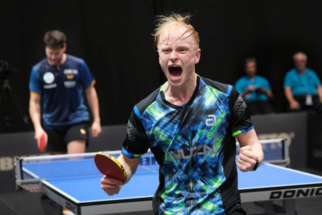 Riesige Sensation bei den LOTTO Thüringen TT-Finals 2026 in der Messe Erfurt: Andre Bertelsmeier (vorn) schreit seine Freude nach dem sensationellen 4:3-Viertelfinalsieg über den favorisierten Dimitrij Ovtcharov (im Hintergrund) heraus; ein emotionales Symbol für Generationswechsel, Siegeswille und die Faszination des Tischtennissports.