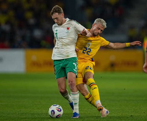 Football - International Friendly, Länderspiel, Nationalmannschaft - Romania v Wales BUCHAREST, ROMANIA - Saturday, June 6, 2026: Wales David Brooks (L) is challenged by Romania s Vlad Dragomir during an International Friendly match between Romania and Wales at the Stadionul Steaua. (Photo by Alex Nicodim Propaganda) BUCHAREST Stadionul Steaua BUCHAREST ROMANIA  Copyright: xDavidxRawcliffex P2026-06-06-Romania_Wales-258