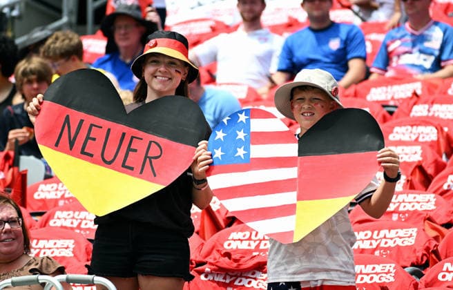 Fussball, Länderspiel, Herren, Freundschaftsspiel zur Fussball WM 2026, Soldier Field, Chicago: USA - Deutschland 1:2; Manuel Neuer Fans. *** Soccer, International match, Men, Friendly match for the 2026 World Cup, Soldier Field, Chicago USA Germany 1 2 Manuel Neuer Fans