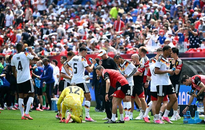 Fussball, Länderspiel, Herren, Freundschaftsspiel zur Fussball WM 2026, Soldier Field, Chicago: USA - Deutschland 1:2; Trinkpause Deutschland. Feature, Symbol, Symbolbild.