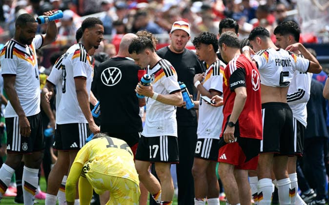 Fussball, Länderspiel, Herren, Freundschaftsspiel zur Fussball WM 2026, Soldier Field, Chicago: USA - Deutschland 1:2; Trinkpause Deutschland. Feature, Symbol, Symbolbild.