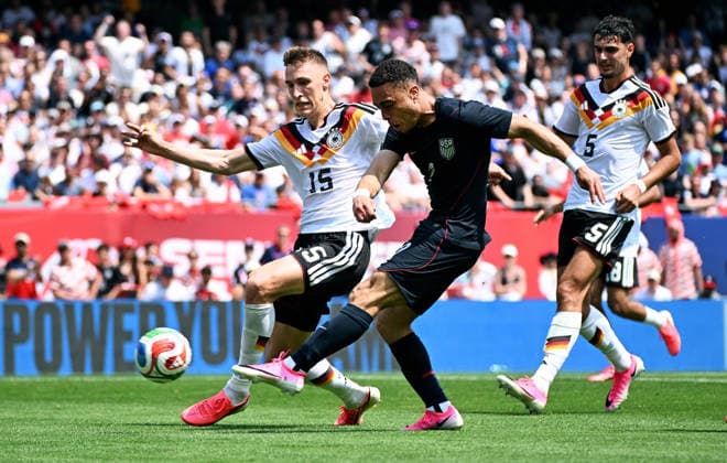 Fussball, Länderspiel, Herren, Freundschaftsspiel zur Fussball WM 2026, Soldier Field, Chicago: USA - Deutschland 1:2; Nico Schlotterbeck (GER), Sergino Dest (USA) .