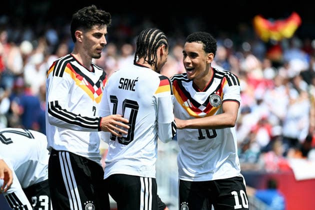 Fussball, Länderspiel, Herren, Freundschaftsspiel zur Fussball WM 2026, Soldier Field, Chicago: USA - Deutschland 1:2; Jubel Leroy Sane (GER) nach seinem Tor zum 1:2, zusammen mit Jamal Musiala (GER), Kai Havertz (GER). Jubel, Freude, Aktion.