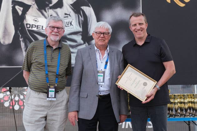 Lotto Thüringen TT-Finals Erfurt 2026 Deutsche Meisterschaften. Ehrung von Nationaltrainer Jörg Rosskopf zum Ehrenspieler der Deutschen Tischtennis Verbandes. Von links nach rechts: Jola-Chef Michael Bachtler, Konrad Grillmeyer, Präsidium DTTB und Jörg Rosskopf.