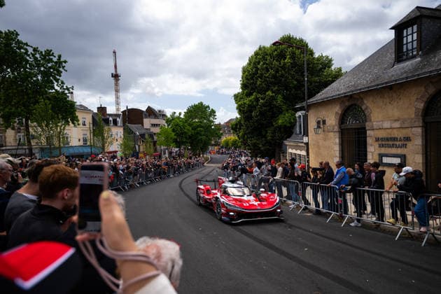 24 HEURES DU MANS 2026 - CITY CENTRE PARADE 08 BUEMI SÃ bastien (swi), HARTLEY Brendon (nzl), HIRAKAWA Ryo (jpn), Toyota Racing, Toyota TR010 Hybrid 08, Hypercar, action during the City Center Parade of the 24 Hours of Le Mans 2026, 3rd round of the 2026 FIA World Endurance Championship, on June 6, 2026 in Le Mans, France - Le MansFrance  Copyright: xMariusxHeckerx