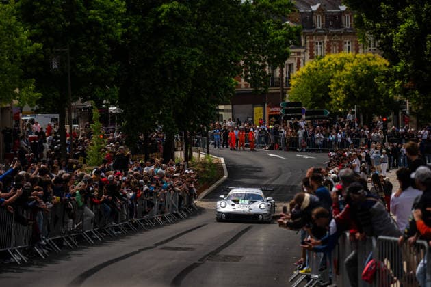 24 HEURES DU MANS 2026 - CITY CENTRE PARADE 92 SHAHIN Yasser (aus), PERA Riccardo (ita), LIETZ Richard (aut), The Bend Manthey, Porsche 911 GT3 R LMGT3 92, LM GT3, action during the City Center Parade of the 24 Hours of Le Mans 2026, 3rd round of the 2026 FIA World Endurance Championship, on June 6, 2026 in Le Mans, France - Le MansFrance  Copyright: xMariusxHeckerx