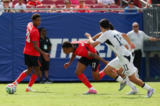 RECORD DATE NOT STATED 6th June 2026; Raymond James Stadium, Tampa, Florida, United States of America; Friendly International Football, England versus New Zealand; Morgan Rogers of England is pulled by Liberato Cacace of New Zealand as they chase the ball DavidxBuono
