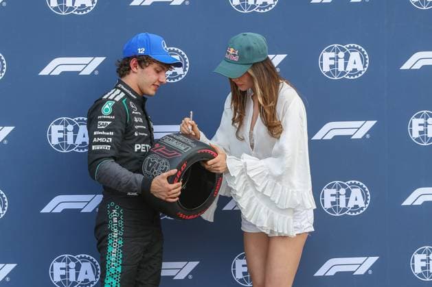Pole-Position beim Rennen, Kimi Antonelli (Mercedes-AMG Petronas 12) mit dem Pole-Position Award mit der Freestyle-Skifahrerin, Eileen Gu, Qualifying, Grosser Preis von Monaco, Motorsport, Herren, Formel 1, 06.06.2026 Monte Carlo Monaco MCO