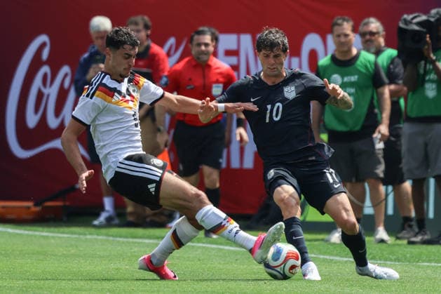 CHICAGO, USA - June 6: Christian Pulisic (10 USMNT) and Jamie Leweling (9 Germany) battle for the ball during the International Friendly, Länderspiel, Nationalmannschaft game between the US Men’s national team, Nationalteam and Germany at Soldier Field on Saturday, June 6 in Chicago, USA  Copyright: xShainaxBenhiyoun SPPx Sportspressphoto_SPR162029