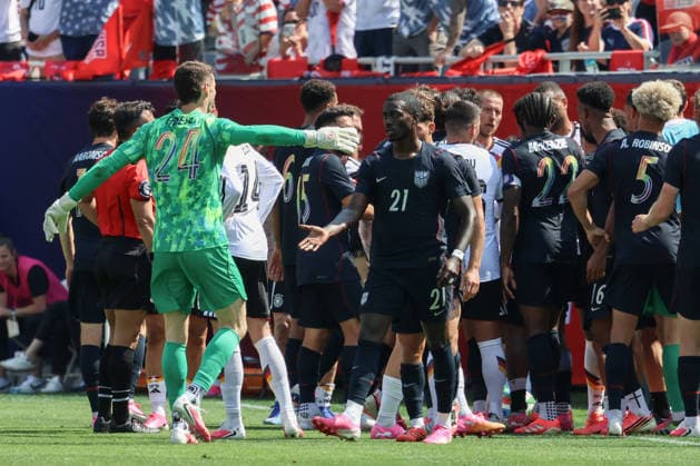 CHICAGO, USA - June 6: Matt Freese (24 USMNT) and Tim Weah (21 USMNT) reacts to a play during the International Friendly, Länderspiel, Nationalmannschaft game between the US Men’s national team, Nationalteam and Germany at Soldier Field on Saturday, June 6 in Chicago, USA  Copyright: xShainaxBenhiyoun SPPx Sportspressphoto_SPR162068