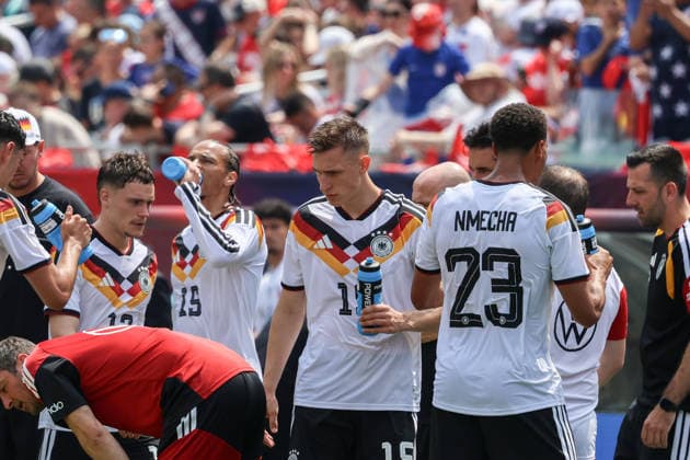 CHICAGO, USA - June 6: Germany players take a water break during the International Friendly, Länderspiel, Nationalmannschaft game between the US Men’s national team, Nationalteam and Germany at Soldier Field on Saturday, June 6 in Chicago, USA  Copyright: xShainaxBenhiyoun SPPx Sportspressphoto_SPR162141