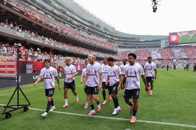 CHICAGO, USA - June 6: USMNT players walk off the pitch before the International Friendly, Länderspiel, Nationalmannschaft game between the US Men’s national team, Nationalteam and Germany at Soldier Field on Saturday, June 6 in Chicago, USA  Copyright: xShainaxBenhiyoun SPPx Sportspressphoto_SPR162143