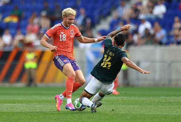 George Hirst of Scotland and Ervin Vaca of Bolivia Bolivia v Scotland, International Friendly, Länderspiel, Nationalmannschaft Football, Sports Illustrated Stadium, New Jersey, USA - 06 Jun 2026New Jersey Sports Illustrated Stadium United States of America EDITORIAL USE ONLY No use with unauthorised audio, video, data, fixture lists, club league logos or live services. Online in-match use limited to 120 images, no video emulation. No use in betting, games or single club league player publications. Copyright: xMichaelxZemanek Shutterstockx 16912856cc
