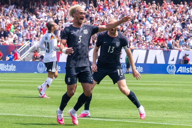 2026 Soccer International Friendly, Länderspiel, Nationalmannschaft - USMNT vs Germany US Men s national team, Nationalteam defender Antonee Robiinson (5) celebrates after scoring a goal during the 2026 International Friendly World Cup tune-up Coca-Cola Sendoff Match vs Germany National Team at Soldier Field in Chicago, IL on Jun 6. Germany defeated USMNT 2-1. (Max Siker Image of Chicago Illinois United States EDITORIAL USE ONLY Copyright: xImagexofxSportx MaxxSikerx iosphotos411792