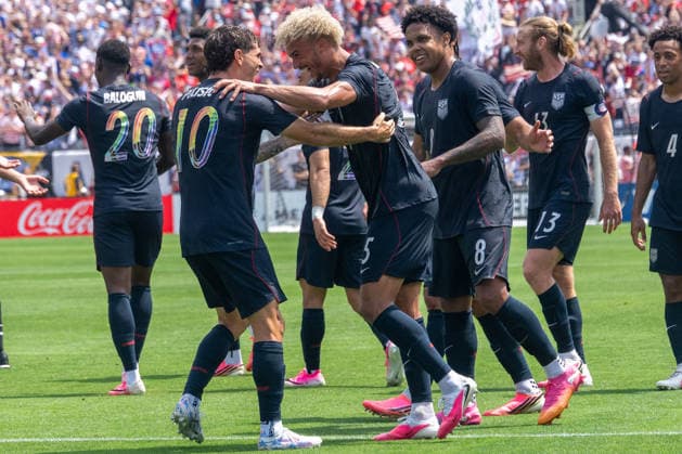 2026 Soccer International Friendly, Länderspiel, Nationalmannschaft - USMNT vs Germany US Men s national team, Nationalteam defender Antonee Robiinson (5) celebrates scoring a goal with teammates during the 2026 International Friendly World Cup tune-up Coca-Cola Sendoff Match vs Germany National Team at Soldier Field in Chicago, IL on Jun 6. Germany defeated USMNT 2-1. (Max Siker Image of Chicago Illinois United States EDITORIAL USE ONLY Copyright: xImagexofxSportx MaxxSikerx iosphotos411793