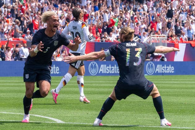 2026 Soccer International Friendly, Länderspiel, Nationalmannschaft - USMNT vs Germany US Men s national team, Nationalteam defender Antonee Robiinson (5) celebrates after scoring a goal during the 2026 International Friendly World Cup tune-up Coca-Cola Sendoff Match vs Germany National Team at Soldier Field in Chicago, IL on Jun 6. Germany defeated USMNT 2-1. (Max Siker Image of Chicago Illinois United States EDITORIAL USE ONLY Copyright: xImagexofxSportx MaxxSikerx iosphotos411811